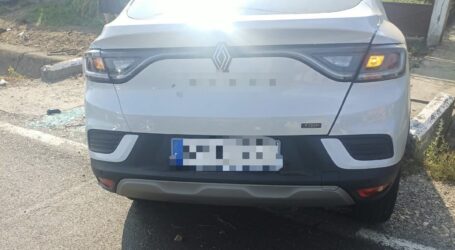 Accident în Popeni. Un șofer de 70 de ani a intrat într-un cap de pod
