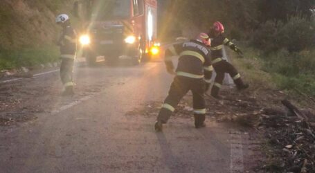 FOTO. Drum județean din Sălaj, BLOCAT, după furtuna din această seară
