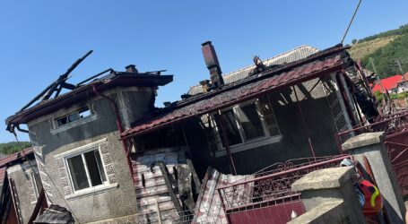 FOTO. Incendiu puternic la o casă din comuna Poiana Blenchii. Cauza – un cablu electric