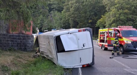 FOTO. Accident pe Meseș – un bărbat a rămas blocat în autoturism. O ambulanță aflată în tranzit a intervenit de urgență