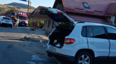 FOTO. Impact violent în Sânmihaiu Almașului. O adolescentă a ajuns la spital, după ce o mașină a fost proiectată într-un stâlp de electricitate