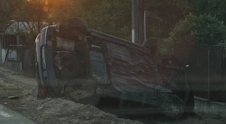FOTO. Accident în Cizer – un șofer băut și fără permis a lovit un cap de pod, apoi un stâlp, iar la final a avariat un gard
