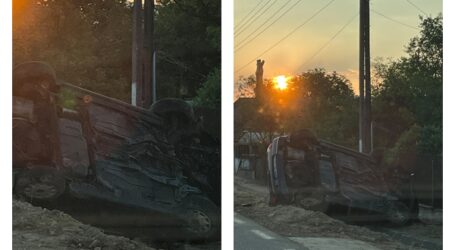 FOTO. Mașină răsturnată la Cizer, în această dimineață