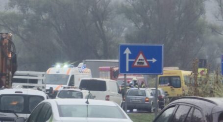 ULTIMA ORĂ. Microbuz școlar plin cu elevi, implicat într-un accident între Var și Jibou