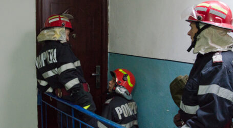 Clipe de panică la Șărmășag. Pompierii au spart ușa unui apartament