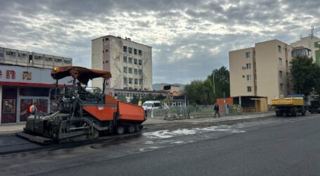 Citadin asfaltează strada din fața Autogării Zalău