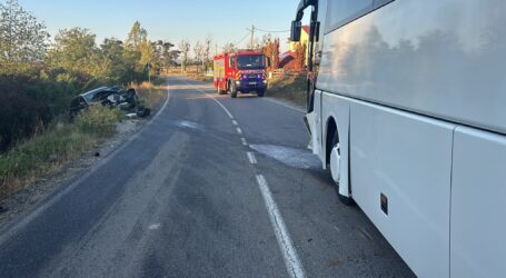 FOTO. Accident între Crișeni și Gârceiu provocat de un tânăr care a intrat în depășire – un pasager din autobuz, rănit
