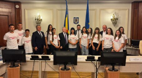Elevii din Jibou, câștigători ai proiectului „Viceprimar pentru o zi”, în vizită la Parlamentul României