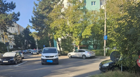 FOTO. O dubă cu număr de Sălaj a blocat o stradă din Cluj în plină zi