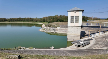 Restricții la Vârșolț. Apele Române transmit că din baraj s-au evaporat 10 milioane de metri cubi de apă. Lacul este secat în proporție de peste 70%