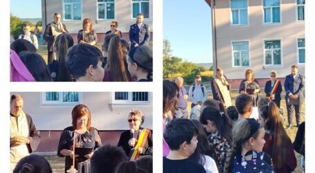 Anul școlar a început la Năpradea cu director nou și ghiozdane gratuite pentru elevii din clasa pregătitoare