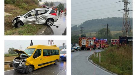FOTO. Accident între Var și Jibou – o tânără șoferiță a intrat într-un camion apoi a ricoșat într-un microbuz școlar plin de elevi