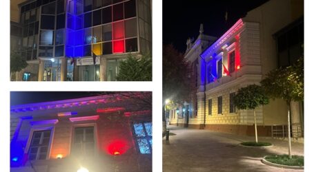 FOTO. Centrul Zalăului, în culorile tricolorului. Tot mai multe clădiri sunt luminate spectaculos noaptea