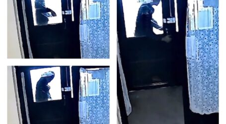 VIDEO. Vandalism în plină zi pe o stradă din Zalău. Un individ a spart cu cotul geamul ușii unui bloc