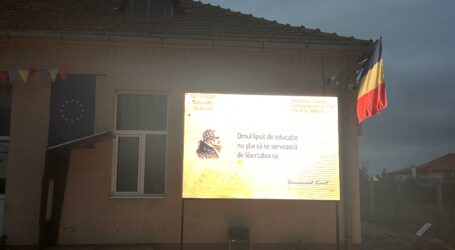 Comunicare modernă. Citate motivaționale și anunțuri, pe ecranul LED uriaș al unei primării din Sălaj