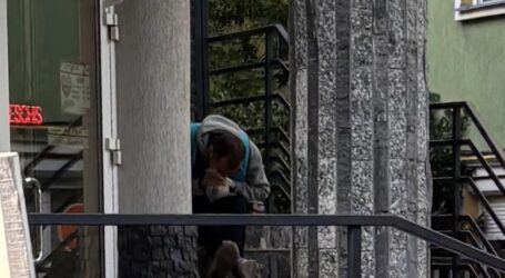 FOTO. Un bărbat drogat zace pe scările unei farmacii din Zalău