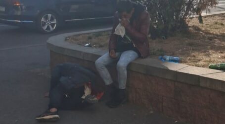 FOTO. „Cu punga” în plină zi, lângă o școală din Zalău. Unul dintre drogați, căzut pe asfalt