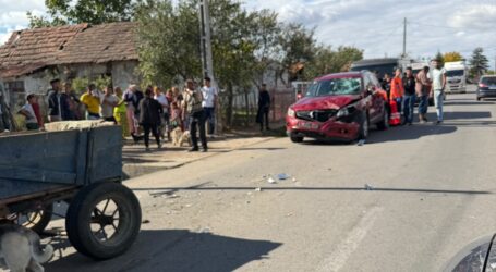 FOTO. Accident cu o victimă în Ratin. Un căruțaș rupt de beat a intrat într-o mașină