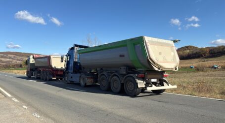 FOTO. 2 autoutilitare s-au ciocnit la ieșirea din Jibou spre Popeni. Un bărbat este grav rănit