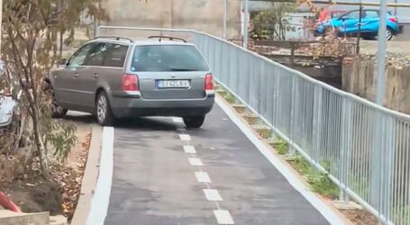 Nesimțire în Zalău ?! Un șofer a fost filmat în timp ce circula cu mașina pe noua pistă de biciclete