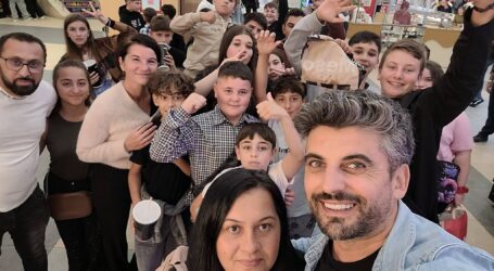 JOS PĂLĂRIA! 40 de copii din Sălaj, cadou neașteptat din partea actorului Bogdan Bob Rădulescu și a echipei Mircea Bravo. Au ajuns la cinema, la premiera filmului „Băiat de milioane”
